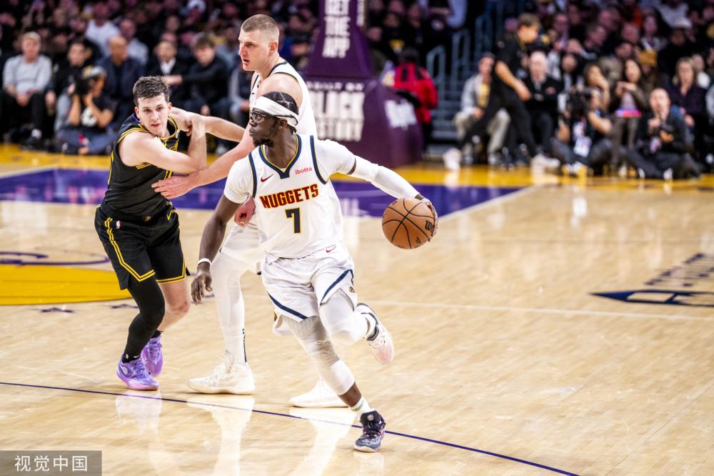 上表现得更 上表现得更